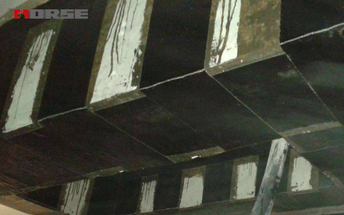 Envoltório de polímero reforçado com fibra de carbono (CFRP) ligado a vigas Envoltório de polímero reforçado com fibra de carbono (CFRP) ligado a vigas