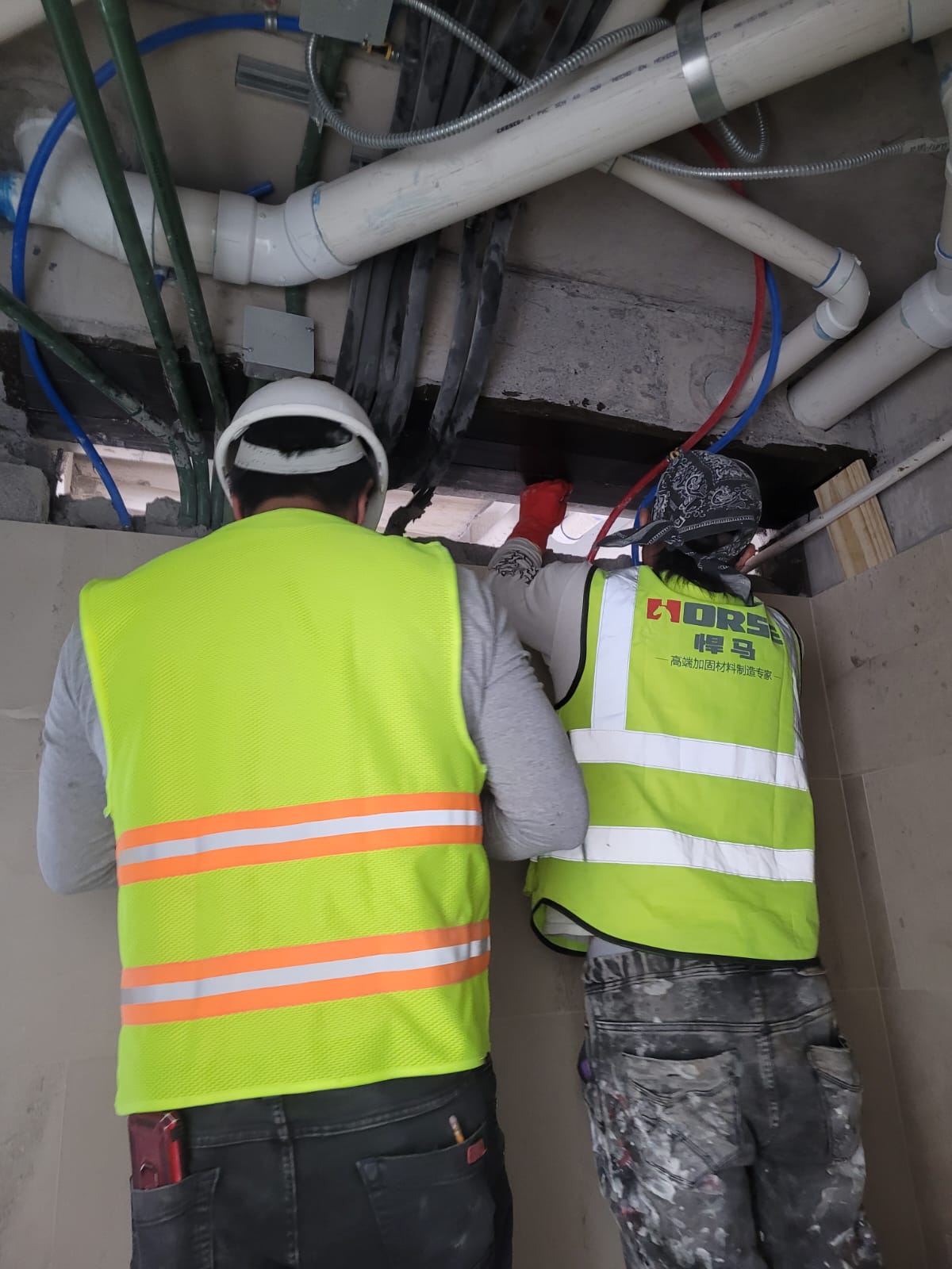 Reforço de uma viga de betão com polímero reforçado com fibra de carbono