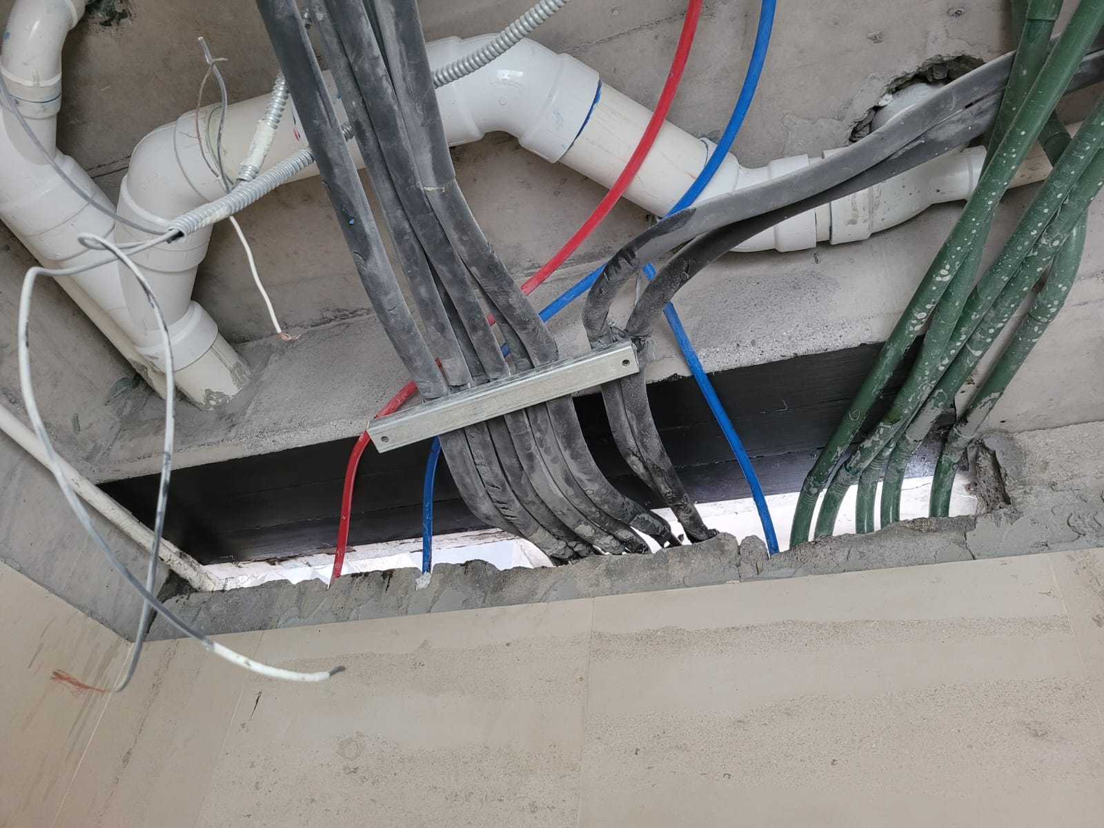 Reforço de uma viga de betão com polímero reforçado com fibra de carbono