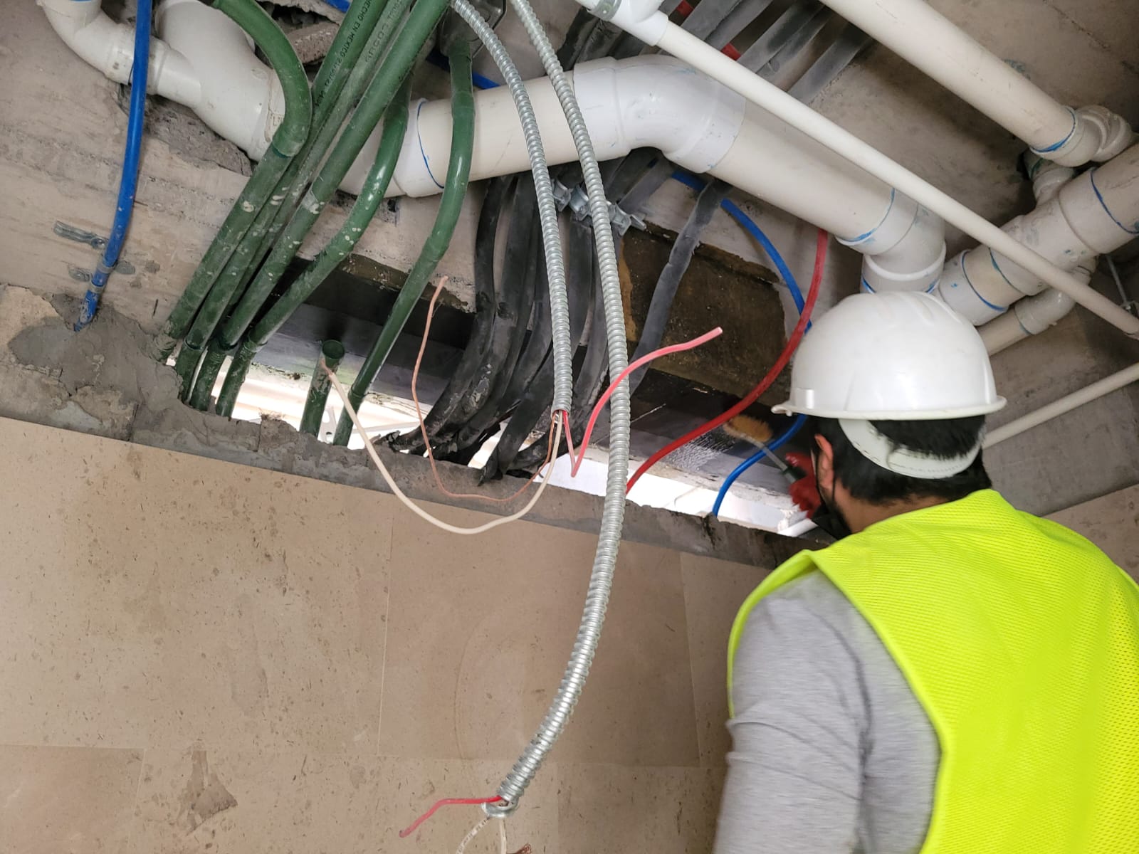 Reforço de uma viga de betão com polímero reforçado com fibra de carbono