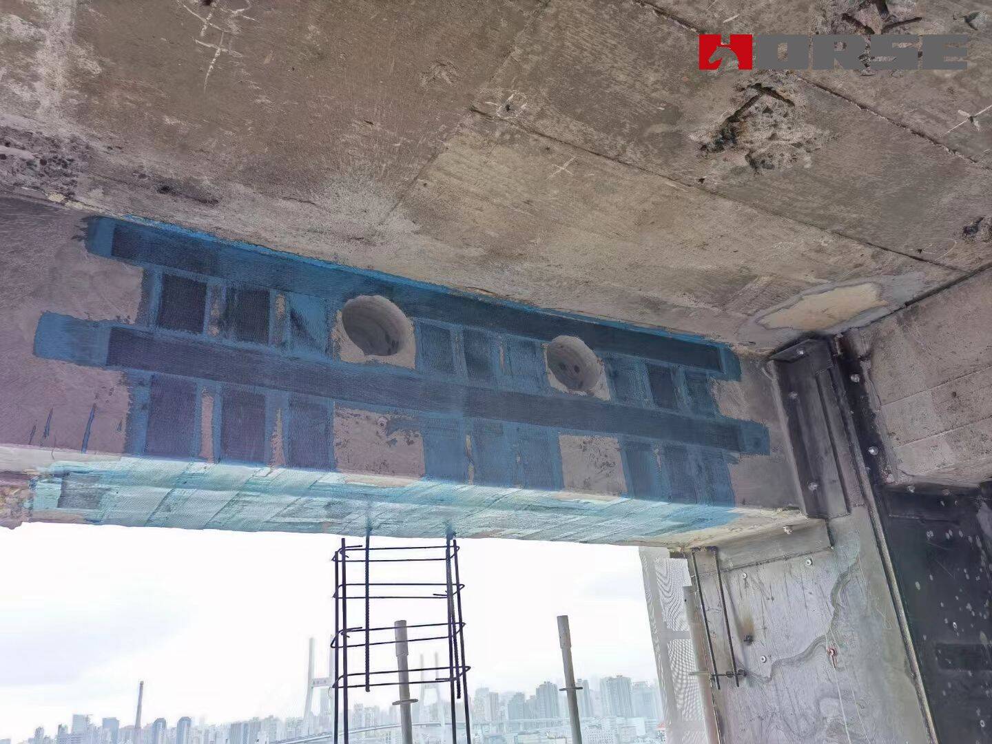 Viga em betão armado com abertura reforçada com chapas de CFRP Viga em betão armado com abertura reforçada com chapas de CFRP