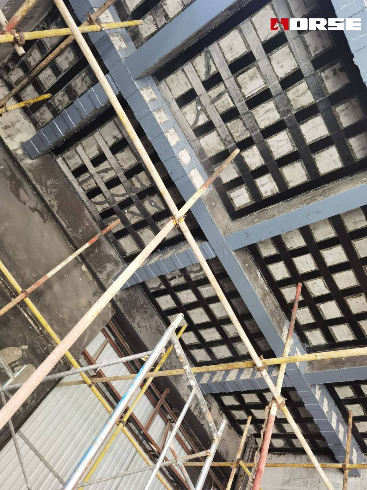 Laje de betão reforçado com fibra de carbono