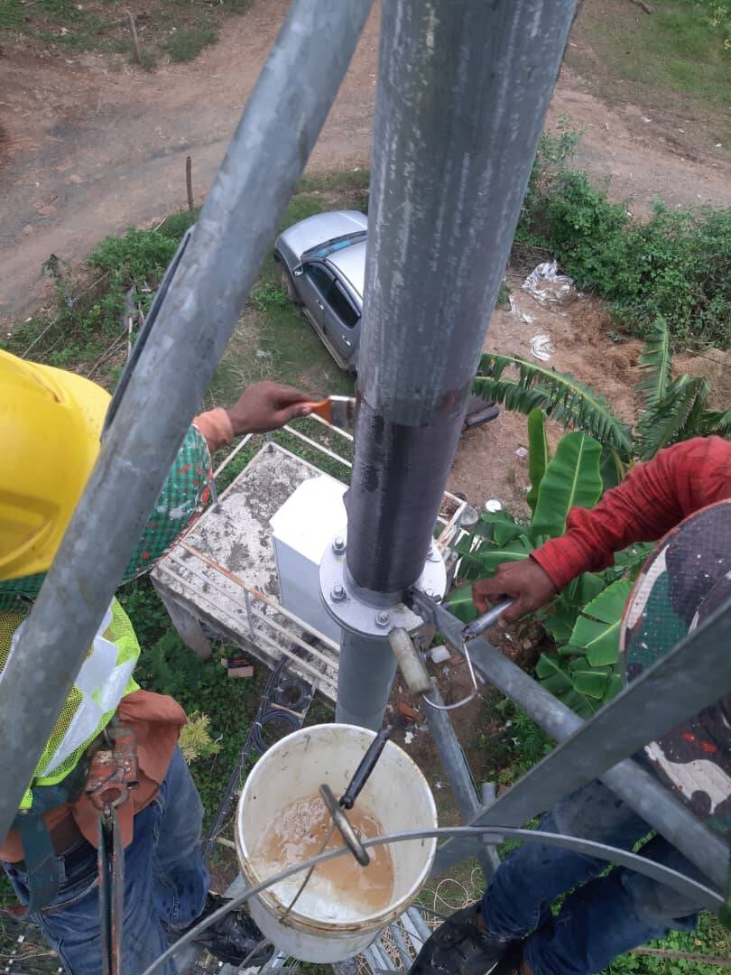 Reparo de torre de telecomunicações de aço usando FRP de carbono