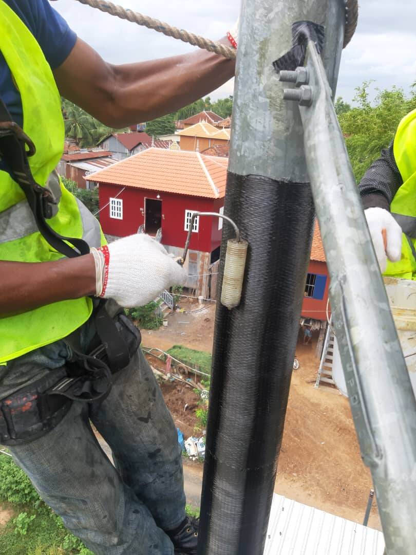 Reparo de torre de telecomunicações de aço usando FRP de carbono