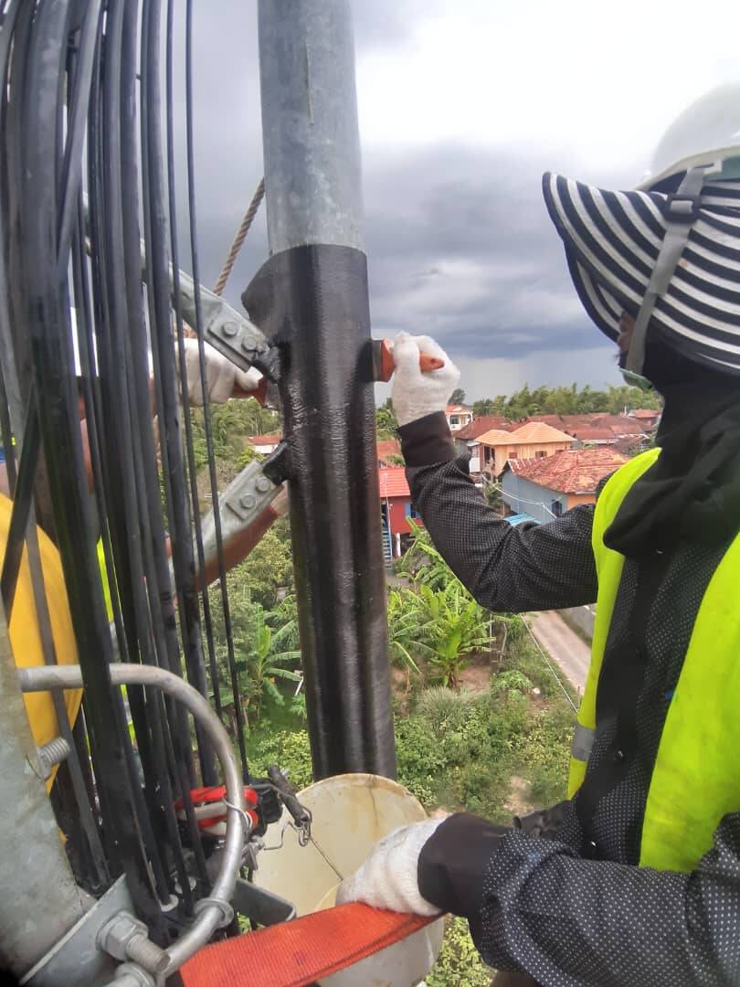 Reparo de torre de telecomunicações de aço usando FRP de carbono