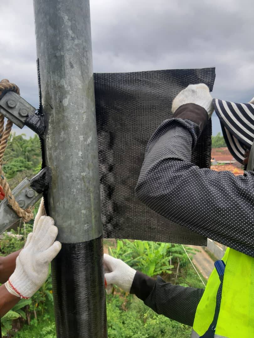 Reparo de torre de telecomunicações de aço usando FRP de carbono