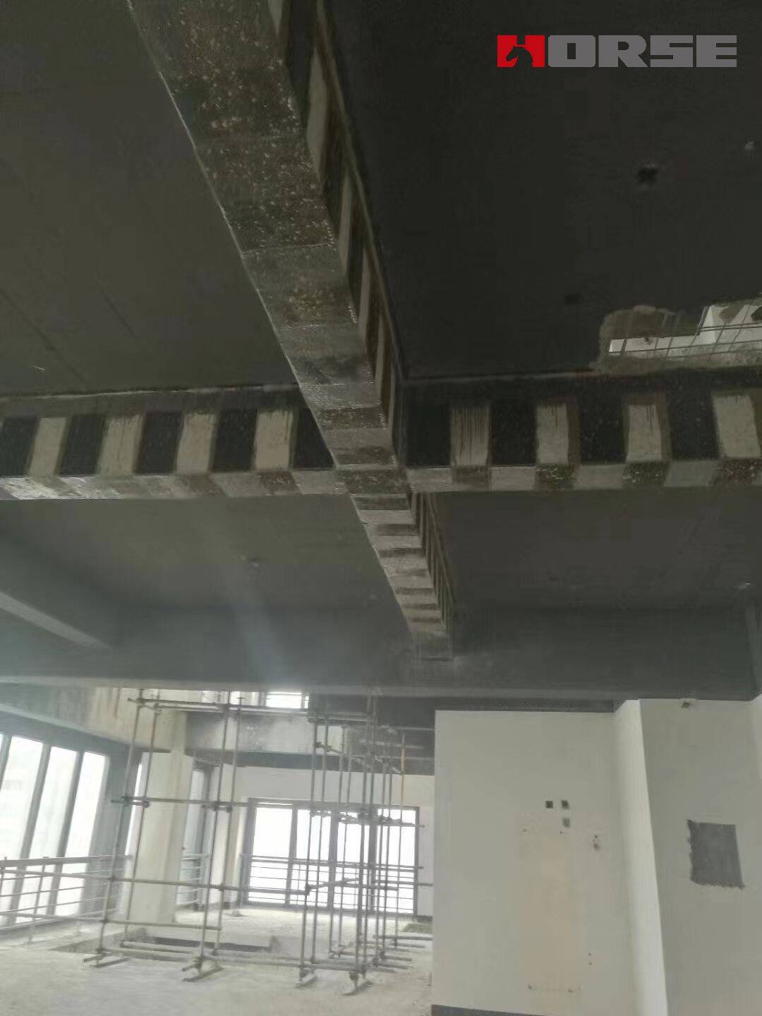 Transformando Prédios de Escritórios em Instalações de Saúde com Chapa de Aço e Fibra de Carbono