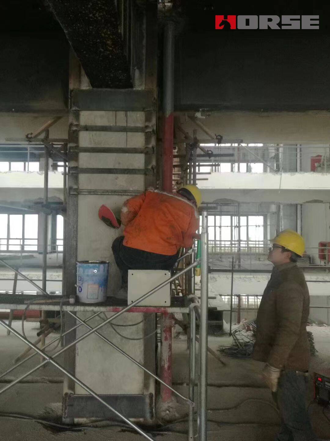 Transformando Prédios de Escritórios em Instalações de Saúde com Chapa de Aço e Fibra de Carbono