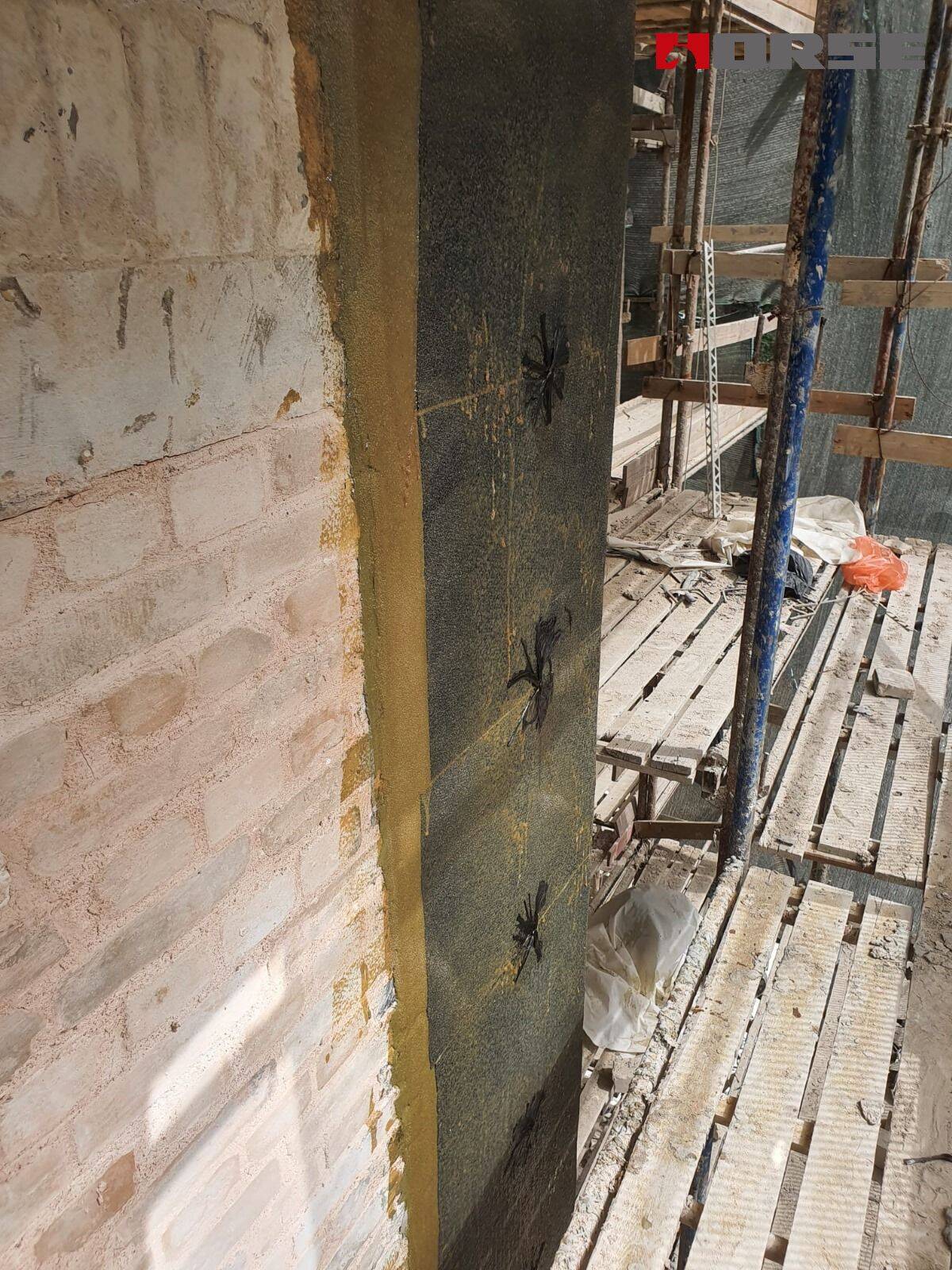 Retrofitting Estrutural de Parede com CFRP e Ancoragem de Fibra de Carbono