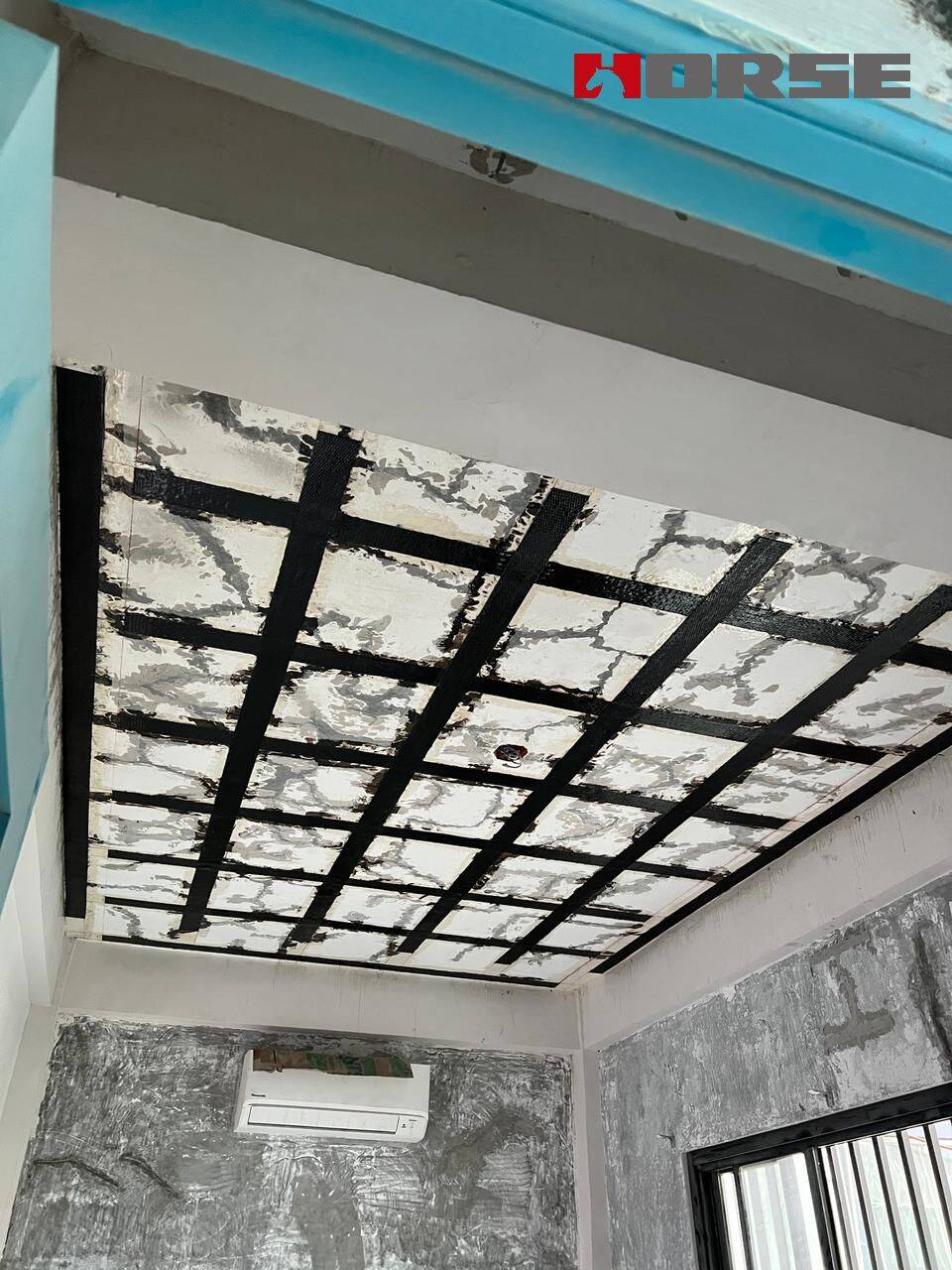 Reparar rachaduras em lajes de concreto com injeção de rachaduras e chapa de fibra de carbono