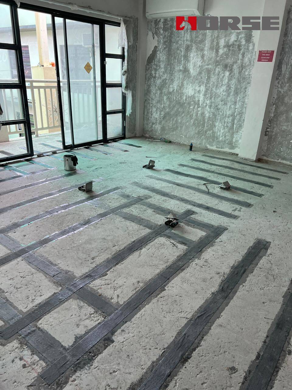 Reparar rachaduras em lajes de concreto com injeção de rachaduras e chapa de fibra de carbono