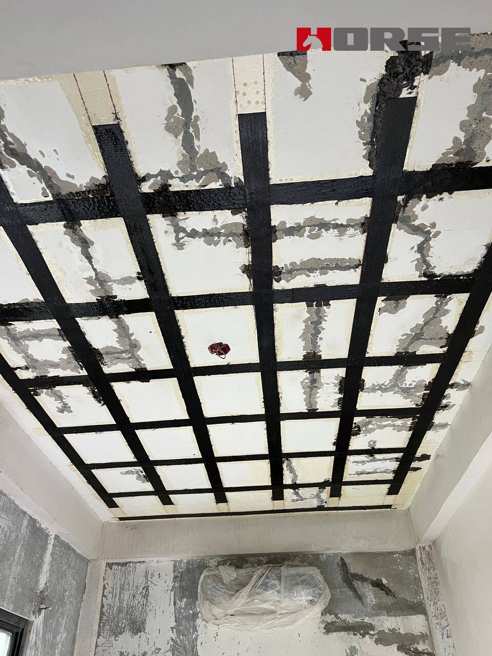 Reparar rachaduras em lajes de concreto com injeção de rachaduras e chapa de fibra de carbono