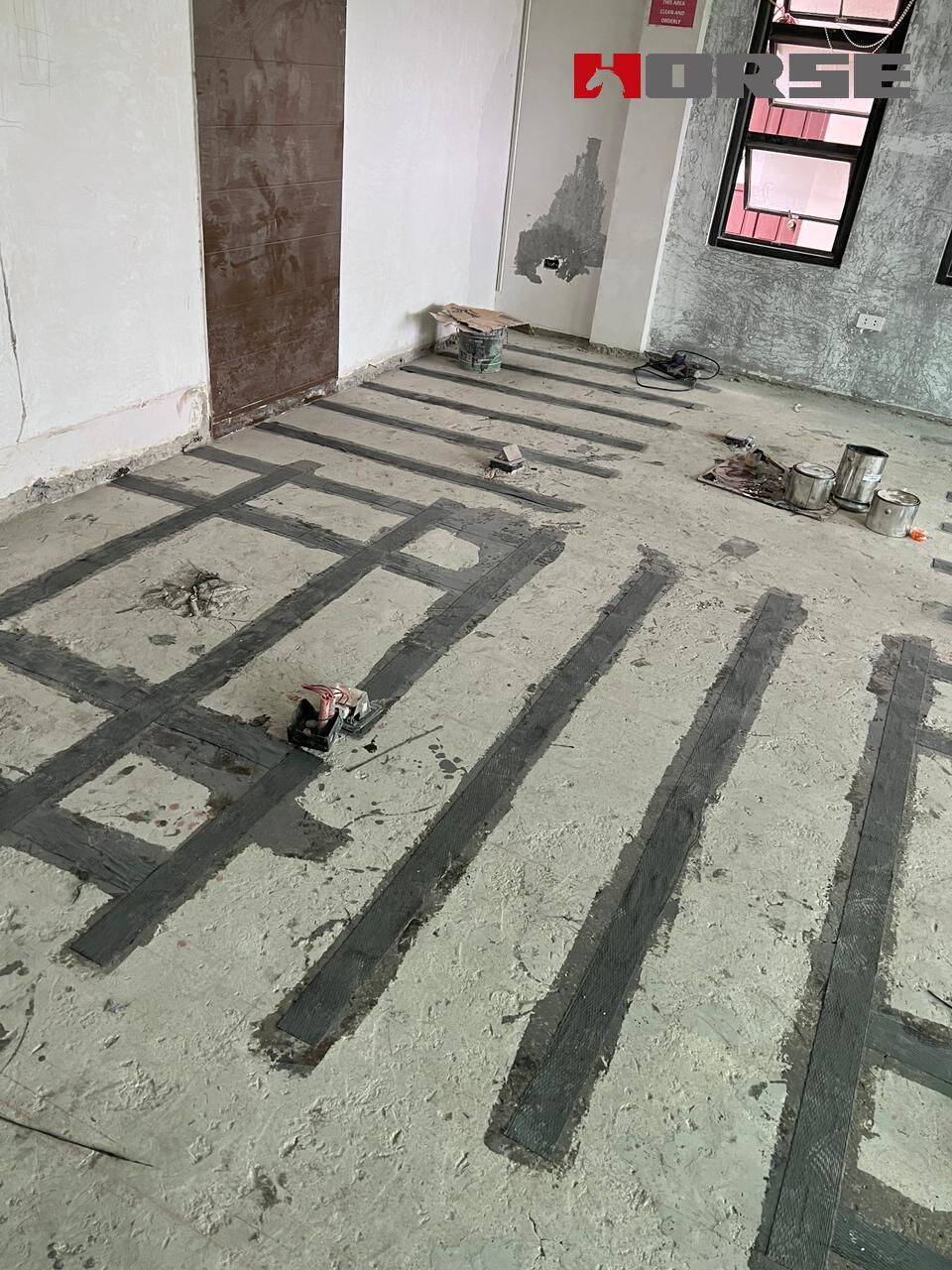 Reparar rachaduras em lajes de concreto com injeção de rachaduras e chapa de fibra de carbono