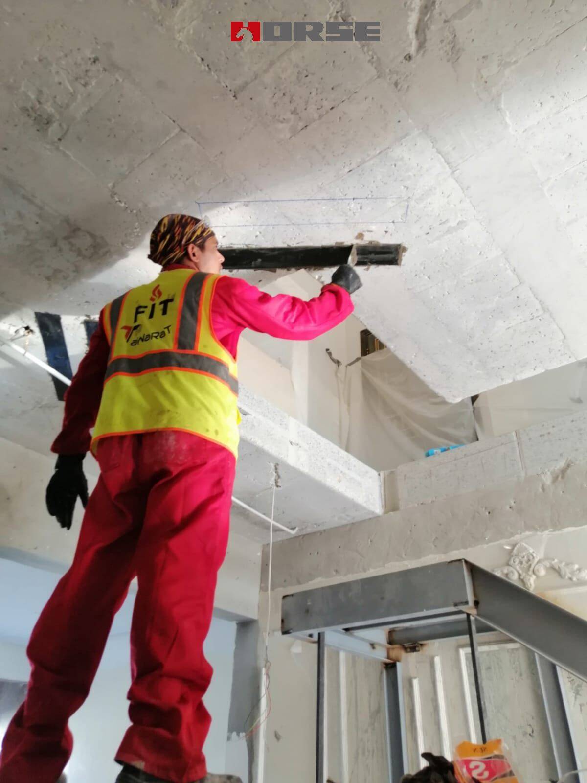 Reforço de laje de concreto com aberturas utilizando fibra de carbono