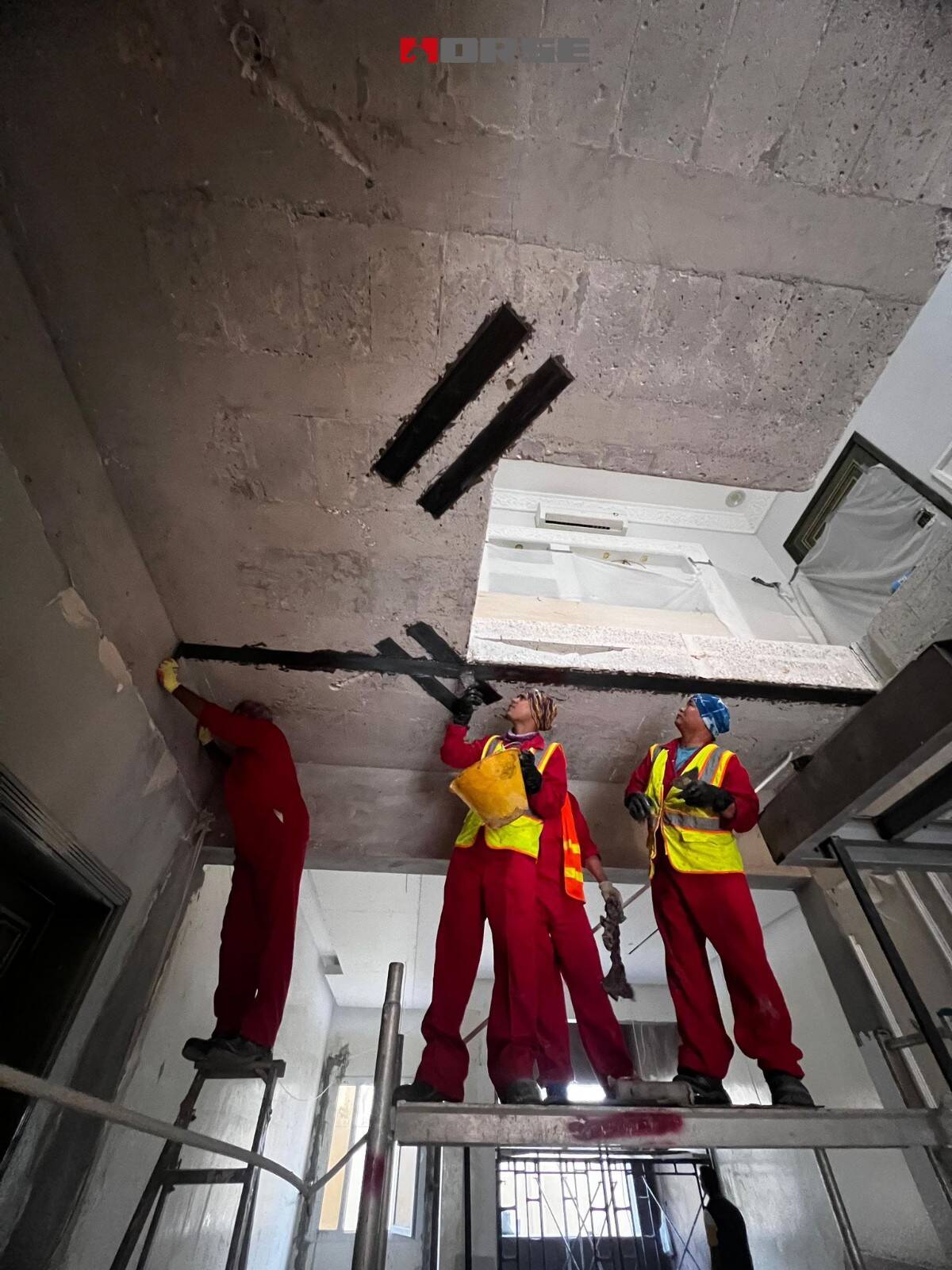 Reforço de laje de concreto com aberturas utilizando fibra de carbono