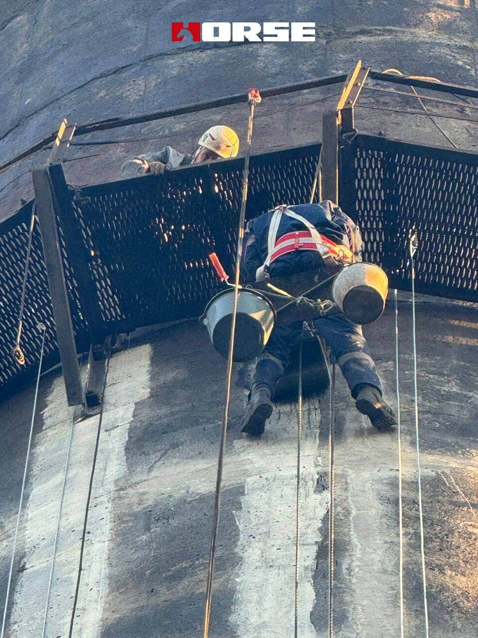 Reforço de fibra de carbono em chaminés com fissuras e vergalhões expostos