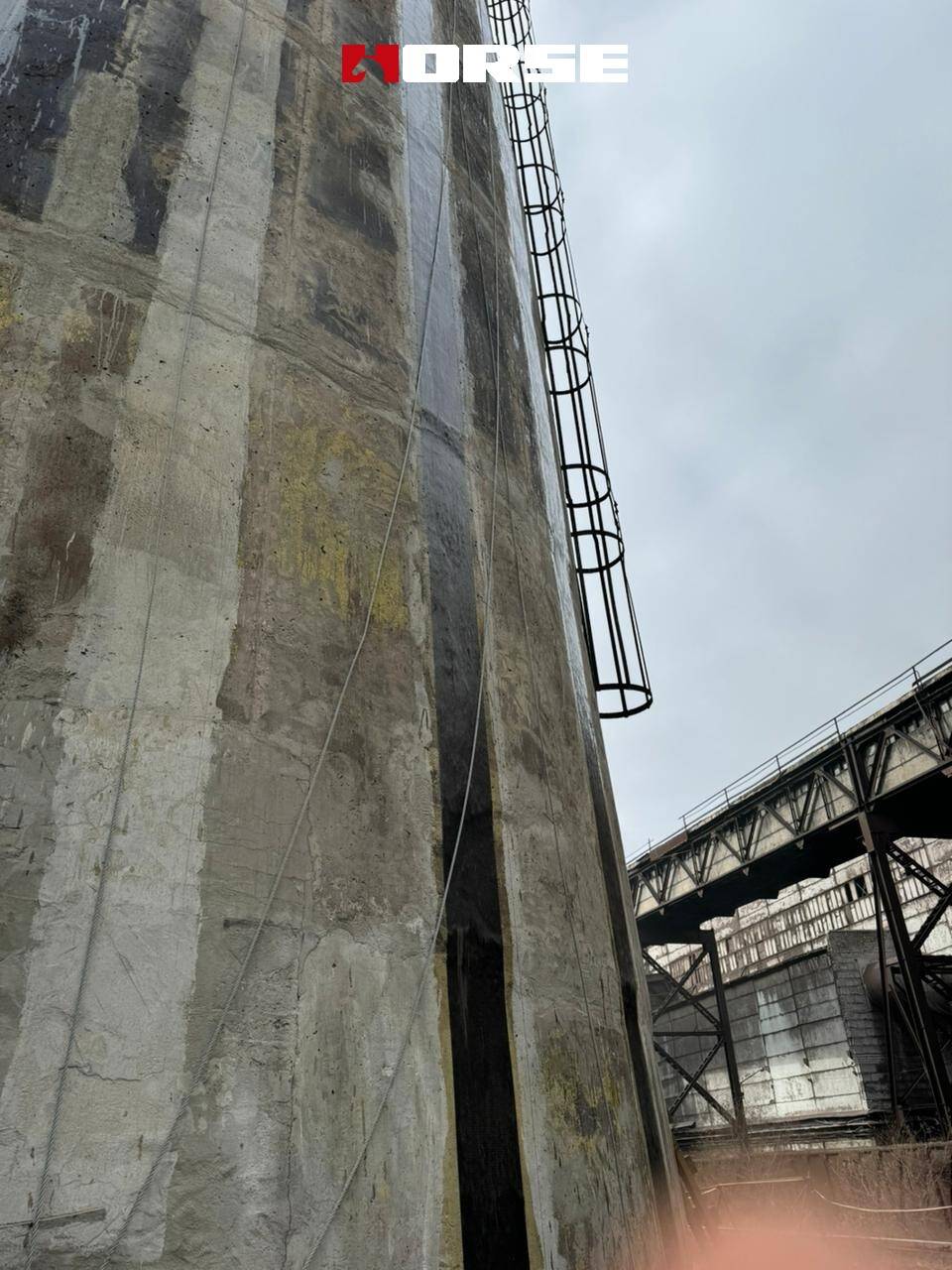 Reforço de fibra de carbono em chaminés com fissuras e vergalhões expostos