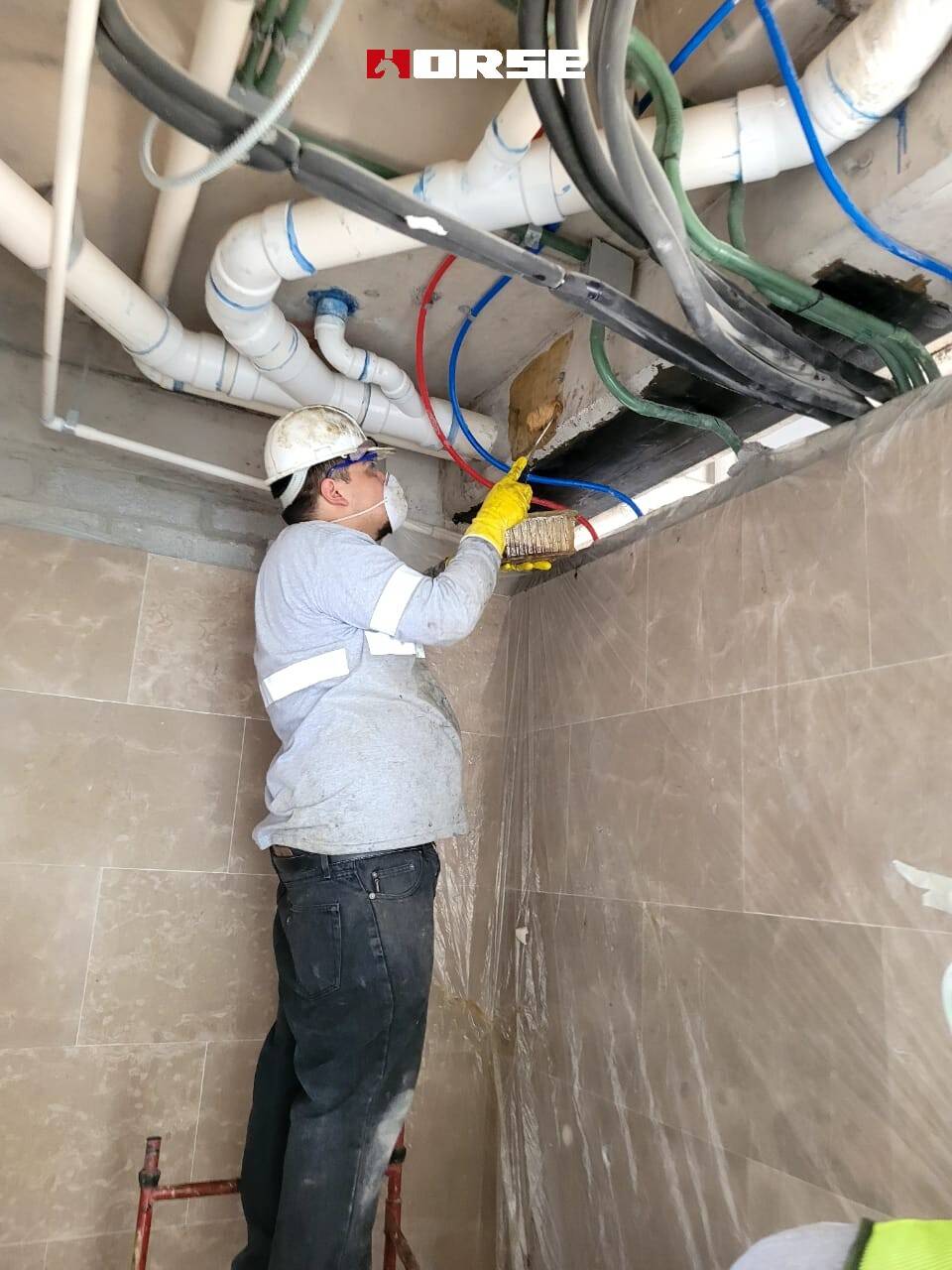 Furos de reforço de fibra de carbono em um apartamento