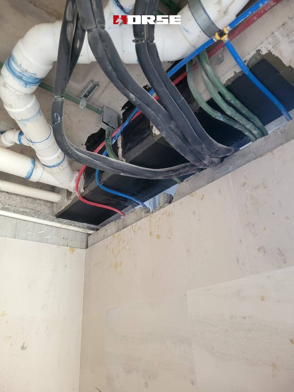 Furos de reforço de fibra de carbono em um apartamento