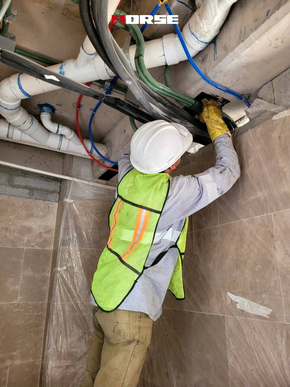 Furos de reforço de fibra de carbono em um apartamento