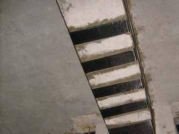 Reforço de fibra de carbono de rachaduras no piso no porão