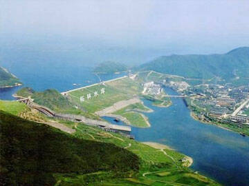 Aplicação do reforço de aço colado na construção de projetos de conservação de água