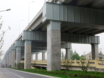 Reforço de placa de CFRP protendida da viga de cobertura do viaduto Shanghai Beiqing