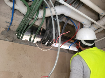Reforço de uma viga de betão com polímero reforçado com fibra de carbono (CFRP) no México