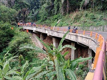 Reforço da Estrada Cantilever de Cadas Pangeran com Polímero Reforçado com Fibra de Carbono (FRP)