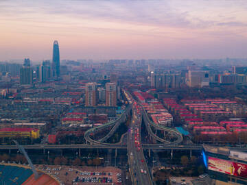 Reforço de chapa de aço na base da ponte do viaduto