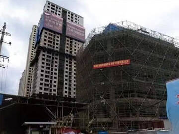 Reforço e renovação de edifícios inacabados por revestimento de aço e colagem de aço