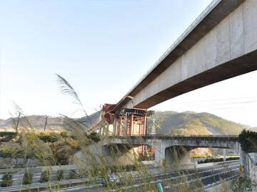 Ponte de viga contínua RC com reforço de fibra de carbono protendida