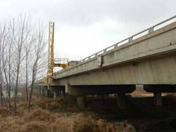 Ponte de viga em caixa composta reforçada com placa de carbono protendido