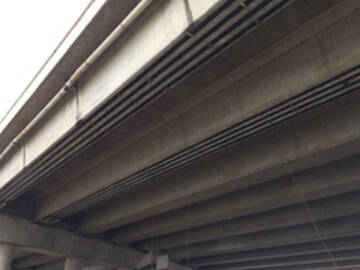 Ponte de concreto armado com vergalhões de CFRP protendidos