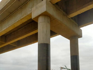 Fibra de carbono CFRP reforçando o pilar da ponte