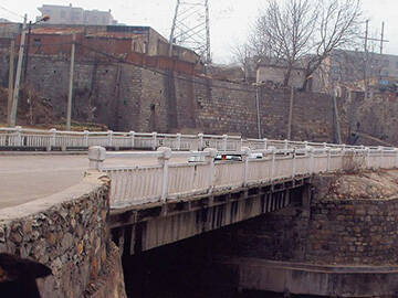 Fissuras em pontes reforçadas com fibra de carbono CFRP