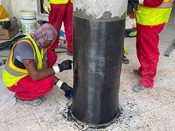 Reforço de fibra de carbono em chaminés com fissuras e vergalhões expostos