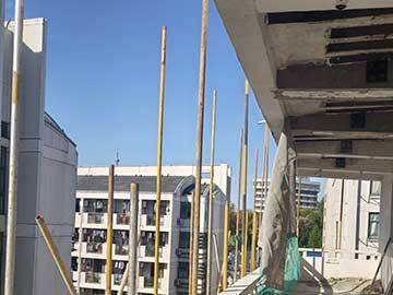 Reforço de fibra de carbono para fissuras em dormitórios universitários